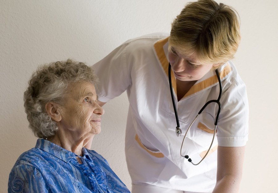 auxiliaire de vie pour une personne atteinte d'Alzheimer