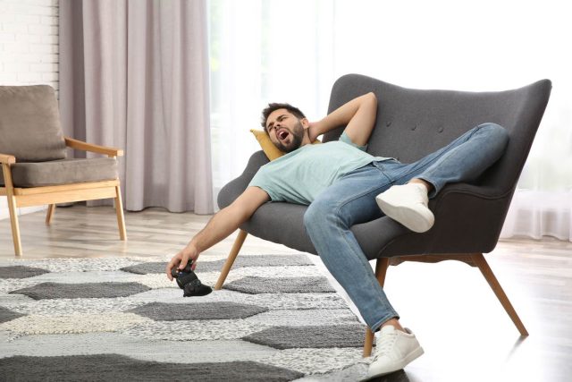 image d'un jeune homme allongé dans un canapé