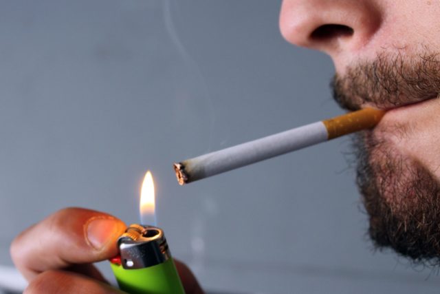 image d'une homme qui fume