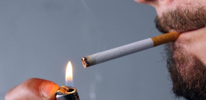 image d'une homme qui fume